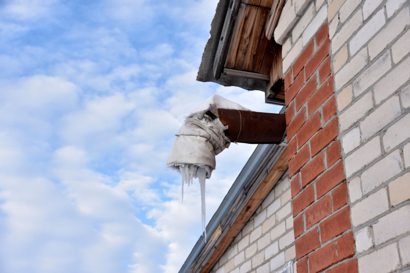 How to Thaw Frozen Pipes in Glendale Heights Without Causing Damage