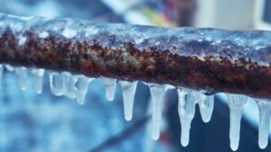 how to prevent frozen pipes from bursting